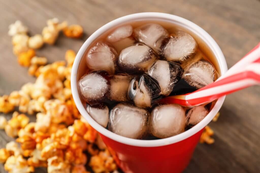 Los hábitos que afectan a tu salud dental incluyen las bebidas carbonatadas