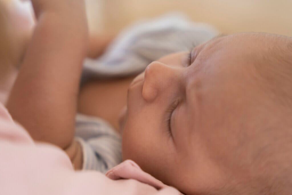 Para ayudar al bebé a que duerma hay que tomar varias medidas