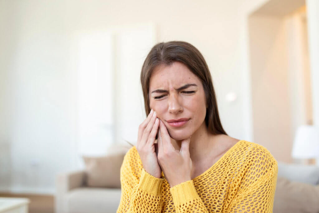 Los efectos secundarios del blanqueamiento dental incluyen la sensibilidad