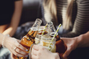 ¿Por qué se piensa que el alcohol es relajante?