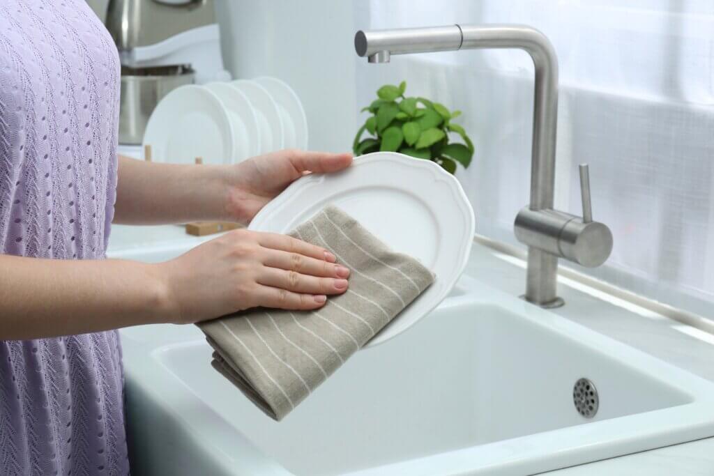 Los errores de higiene más comunes en la cocina incluyen mal uso de los trapos