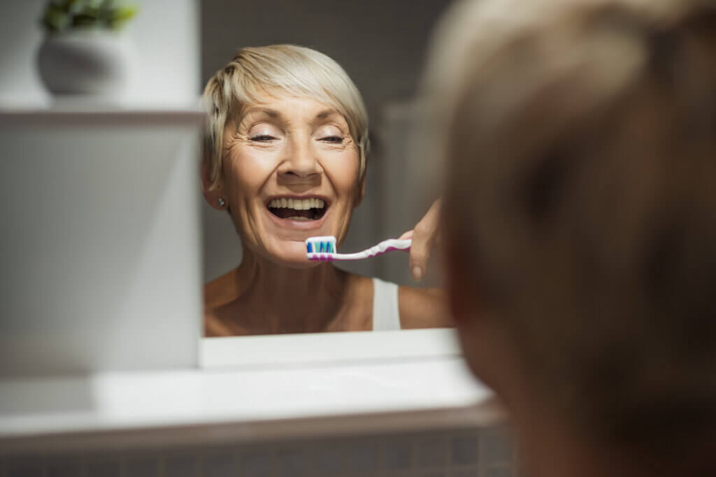 6 consejos para cuidar tus dientes después de los 50 años