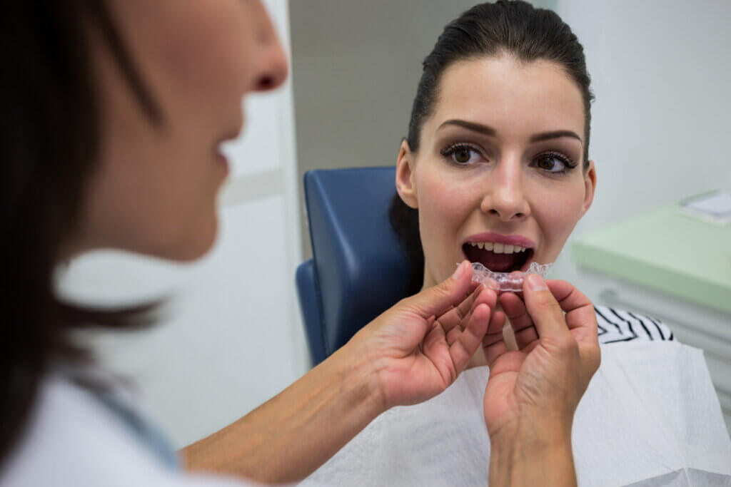 Por que é importante usar contenções após a ortodontia?