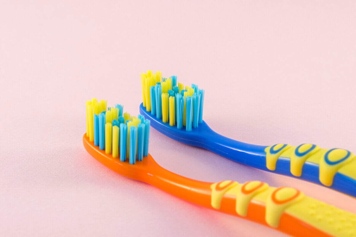 Elegir cepillo de dientes adecuadamente incluye escoger el infantil para los niños