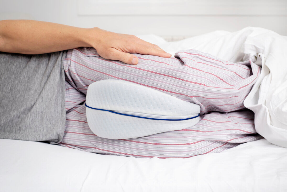 Almohada entre las piernas para dormir de lado.
