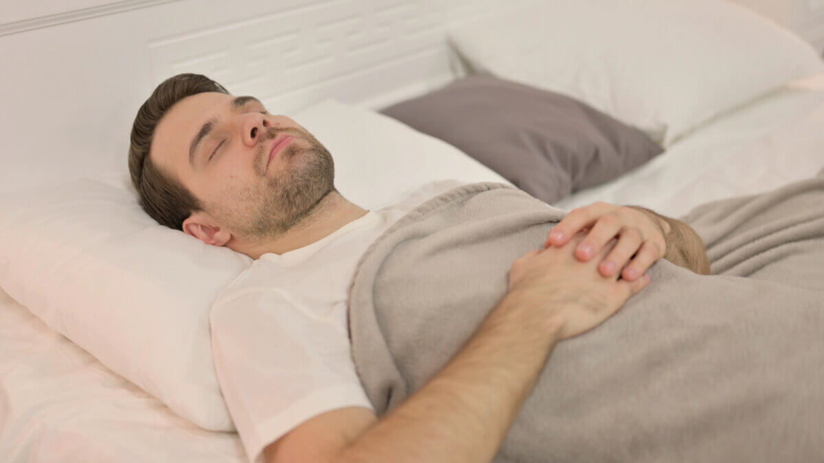 Hombre duerme boca arriba