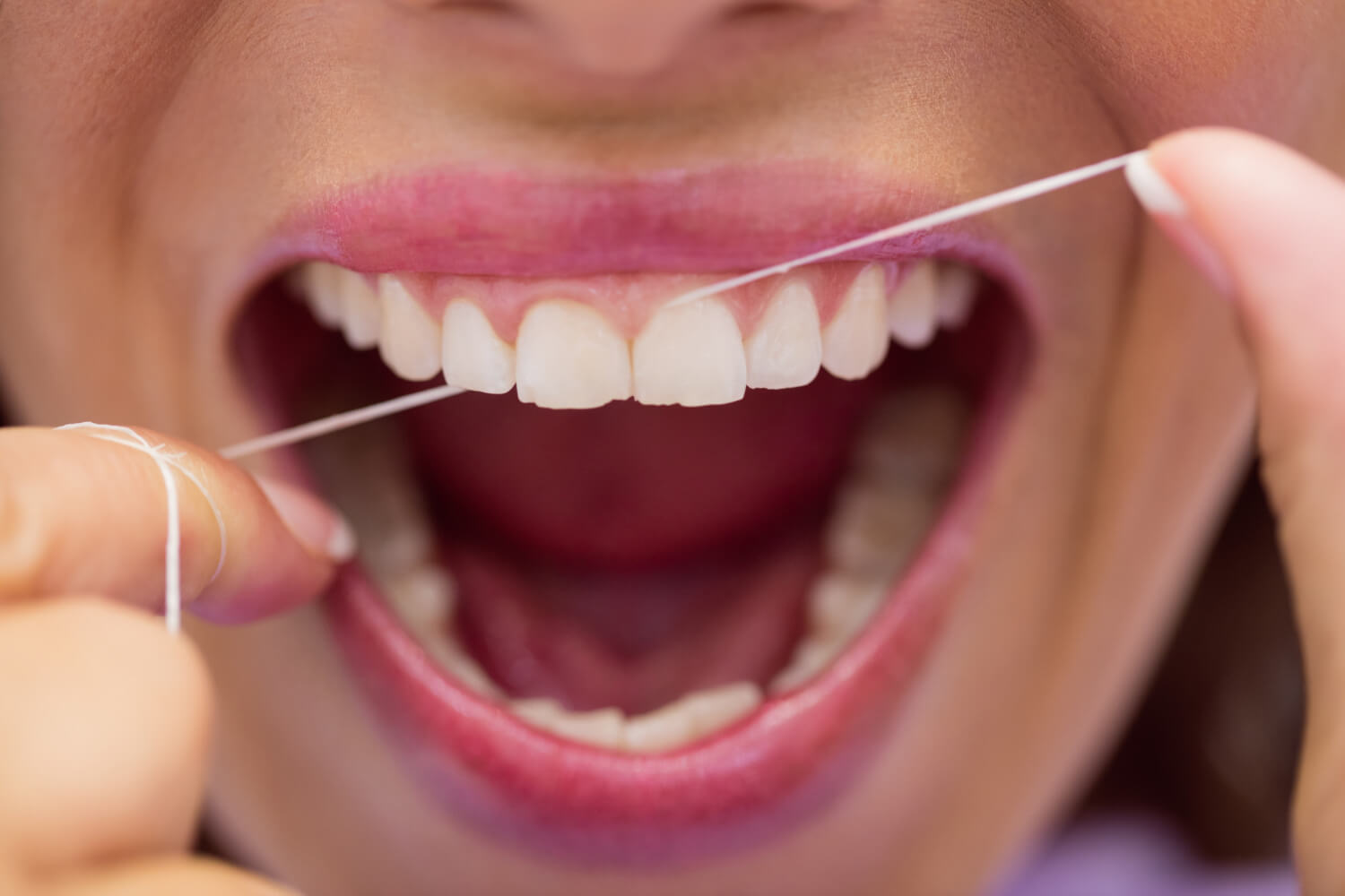 ¿Usar hilo dental antes o después del cepillado?