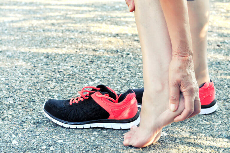 Dolor de talón lateral (talalgia): conoce si es fascitis plantar o espolón calcáneo