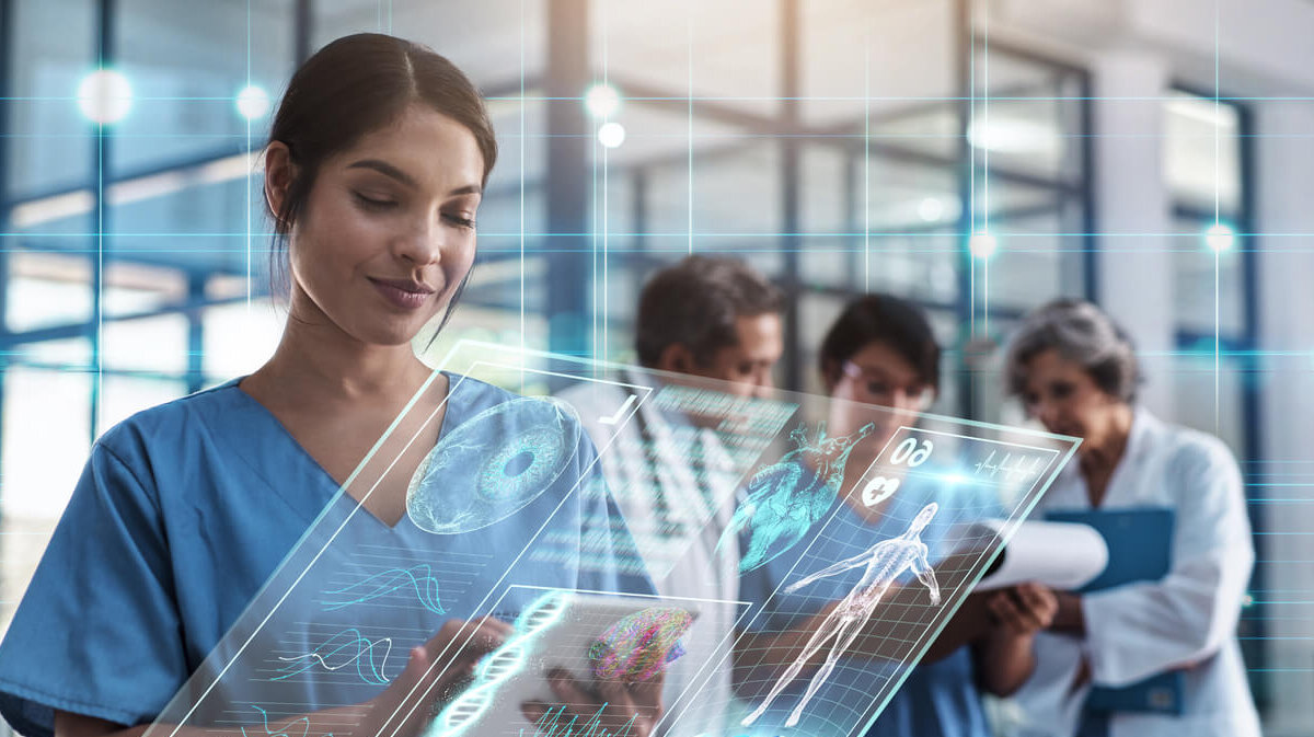 Enfermera usa inteligencia artificial.