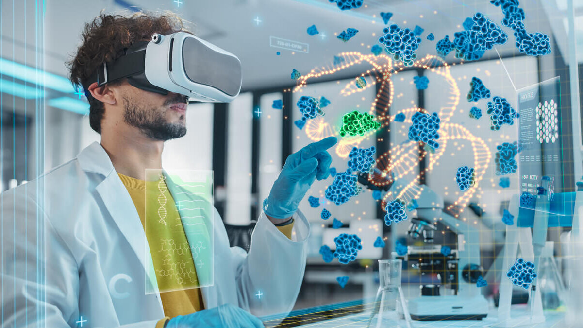 Médico usa realidad virtual en el laboratorio.