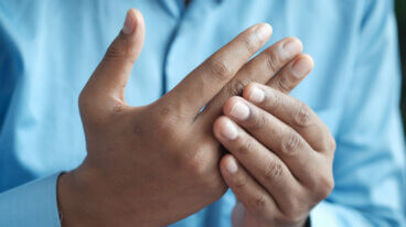 Qué significa sentir las manos dormidas o con hormigueo y qué hacer